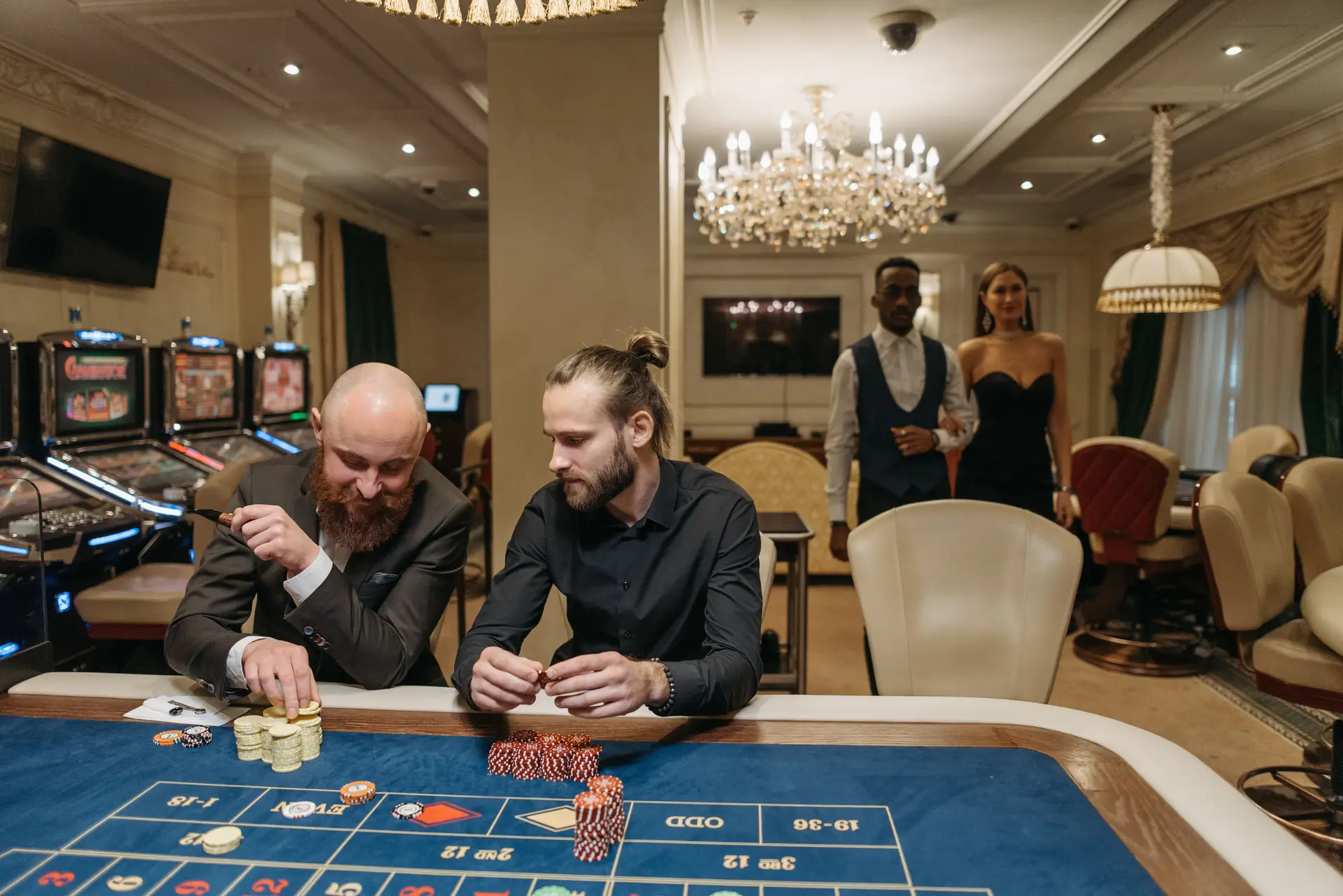 Pokeripöytä ja pelaajia